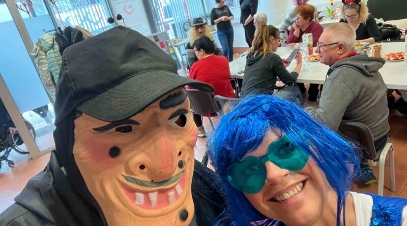 ZALJUBLJENE MIŠKE V PUSTNIH MASKAH